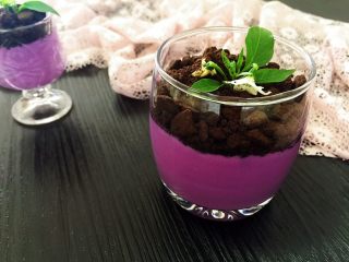 14、奥利奥紫薯奶热饮,撒上奥利奥饼干碎,不用放太多,放些小绿芽装饰下就可