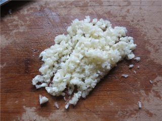 5、蒜蓉生蚝烤烤更美味,压扁剁成大蒜碎