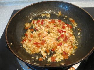 10、蒜蓉生蚝烤烤更美味,快速滑散拌匀即可离火