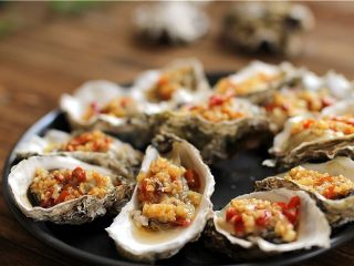 13、蒜蓉生蚝烤烤更美味,趁热吃很美味