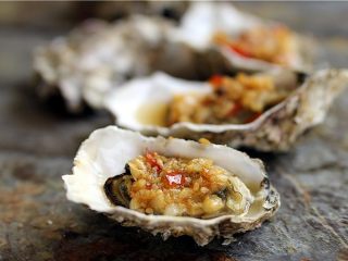 14、蒜蓉生蚝烤烤更美味,好香哦