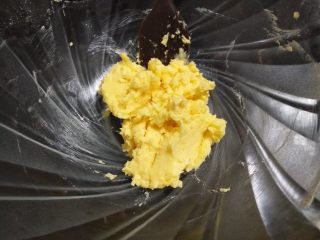 2、花环糖霜饼干,加入糖粉拌匀