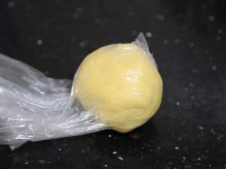 4、花环糖霜饼干,装入保鲜袋，冷藏1小时