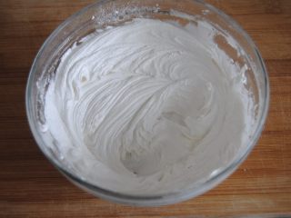 9、花环糖霜饼干,加入糖粉搅打至出现清晰纹路不消散，这个程度可以用于裱花