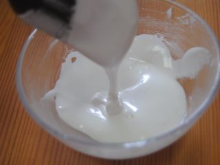 10、花环糖霜饼干,取适量的糖霜，一点点加入纯净水调到可以铺面的状态，大概是滴下来8秒纹理消失即可