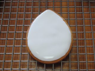 12、花环糖霜饼干,填充轮廓，填完后用牙签扎破小气泡，轻震几下流平，放置干透