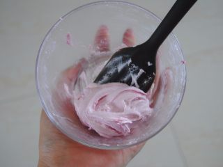 15、花环糖霜饼干,调出粉红色即可，装入裱花袋内，裱花嘴用的是小号菊花嘴