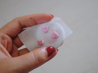 16、花环糖霜饼干,裱出半开状态的玫瑰小花苞，放置干透