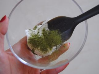 17、花环糖霜饼干,取适量糖霜加入抹茶粉，一点点加