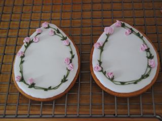 20、花环糖霜饼干,把干透的小花贴上，挤上小树叶，放置干透