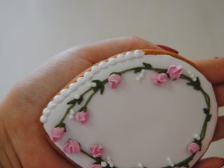 21、花环糖霜饼干,用惠尔通352圆孔裱花嘴装上白色的糖霜挤上水滴状小球装饰周围，放置干透即可