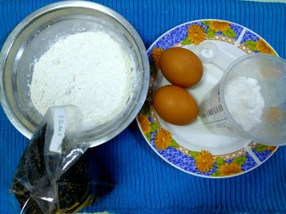 1、鸡蛋芝麻饼干,准备食材