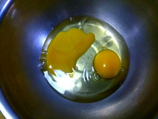 2、鸡蛋芝麻饼干,把两个鸡蛋打入无油无水的盆中