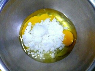 3、鸡蛋芝麻饼干,倒入70克糖