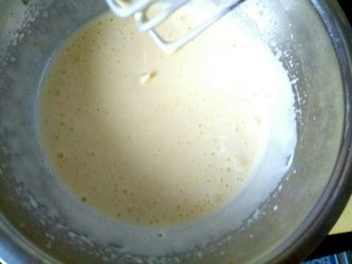 4、鸡蛋芝麻饼干,用电动打蛋器打发至有明显的纹路，提起打蛋器，滴落的蛋液不会立刻消失