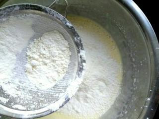 5、鸡蛋芝麻饼干,把一克盐放入低粉中，筛入低筋面粉