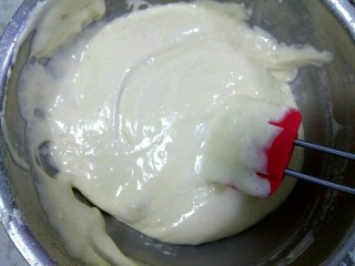 6、鸡蛋芝麻饼干,用橡皮铲翻拌均匀，不能划圈搅拌