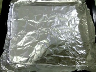 7、鸡蛋芝麻饼干,烤盘铺上锡纸，烤箱开始预热