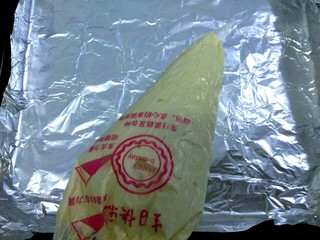 8、鸡蛋芝麻饼干,把蛋糊装入裱花袋，裱花袋尖端剪一个小口