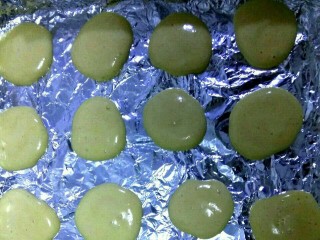 9、鸡蛋芝麻饼干,把蛋液挤入烤盘中，注意要保持一定的距离，以免粘连