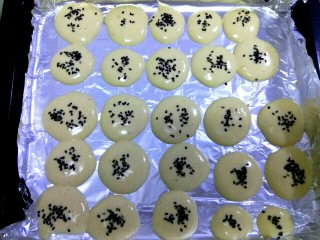 10、鸡蛋芝麻饼干,撒上黑芝麻
