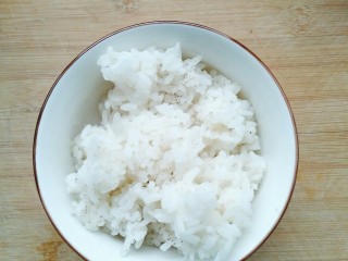 1、剩米饭别再炒着吃，这样做好吃到哭！????,米饭一碗，也可以加少量胡椒粉拌匀。