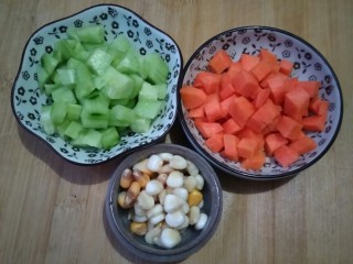 5、剩米饭别再炒着吃，这样做好吃到哭！????,选择自己喜欢的蔬菜丁，这里的蔬菜丁都是可以替换的。