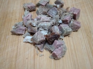 8、剩米饭别再炒着吃，这样做好吃到哭！????,熟牛肉切丁。