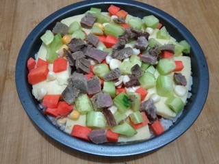 9、剩米饭别再炒着吃，这样做好吃到哭！????,将牛肉均匀撒好。