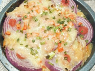 11、剩米饭别再炒着吃，这样做好吃到哭！????,洋葱切片，小葱切小段，最好选择葱叶，火腿切片。放入烤箱上200度烤20分钟。取出。