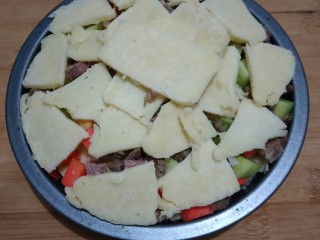 10、剩米饭别再炒着吃，这样做好吃到哭！????,再铺一层奶酪。