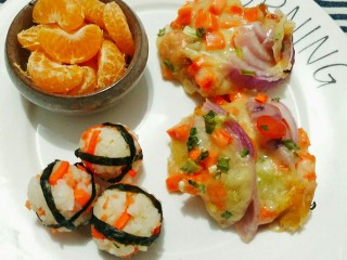 12、剩米饭别再炒着吃，这样做好吃到哭！????,切块装盘。