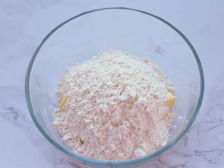 2、奶油红豆派,加入过筛低粉、细砂糖和盐