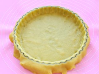 14、奶油红豆派,放到派盘上整理好边缘,使饼皮与派盘贴合,用擀面杖在派盘上滚压一圈