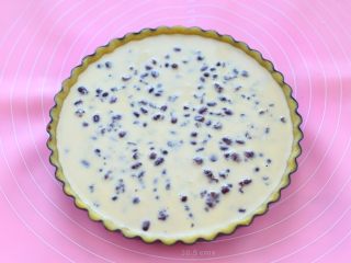 18、奶油红豆派,再倒入做好的蛋奶浆