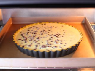 19、奶油红豆派,烤箱提前上下火180度预热,放入中层烤30分钟左右,待红豆派表面变色即可出炉