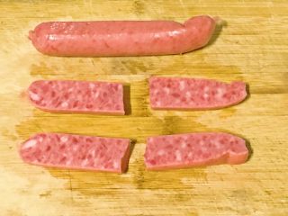 4、迷你小热狗,一根香肠切成四部分，如图。
