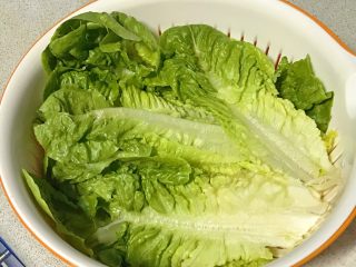 5、迷你小热狗,生菜洗净，沥干水份。