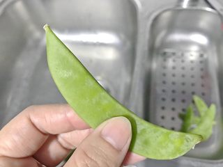 6、迷你小热狗,荷兰豆的豆荚两头尖尖的要去掉。
