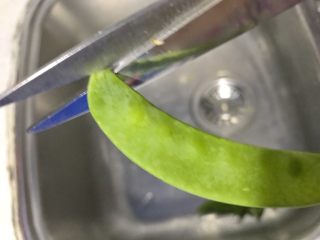 7、迷你小热狗,我用剪刀剪掉它。