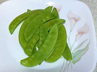 8、迷你小热狗,洗净荷兰豆备用。