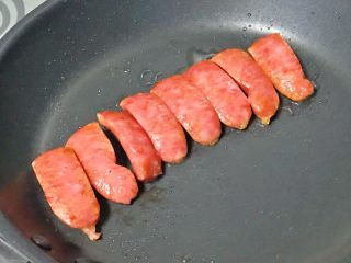 11、迷你小热狗,香肠翻面再煎一下，取出。