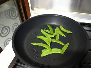 12、迷你小热狗,荷兰豆也在锅里翻炒一下，至熟。