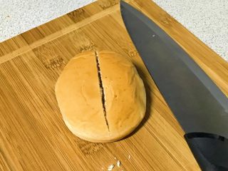 14、迷你小热狗,小面包中间切一刀，底部不要切断。