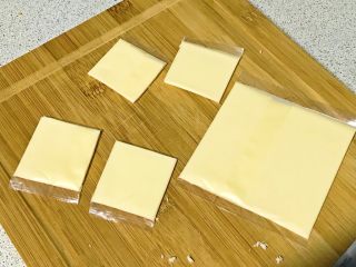 15、迷你小热狗,芝士片一分为四。