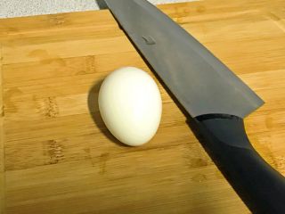 16、迷你小热狗,煮熟的鸡蛋浸在水冷水中，捞出剥皮。