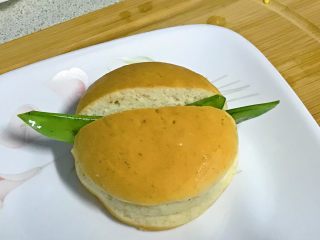 18、迷你小热狗,荷兰豆两个夹在面包中间。