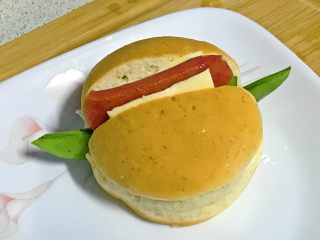 20、迷你小热狗,然后塞到小面包里。