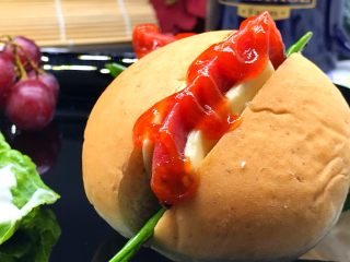 21、迷你小热狗,淋上辣椒酱。