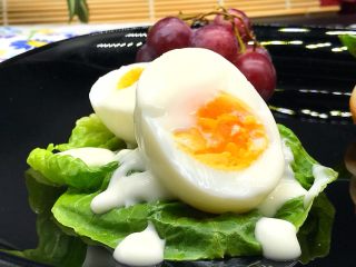 22、迷你小热狗,鸡蛋摆盘，淋上沙拉酱。